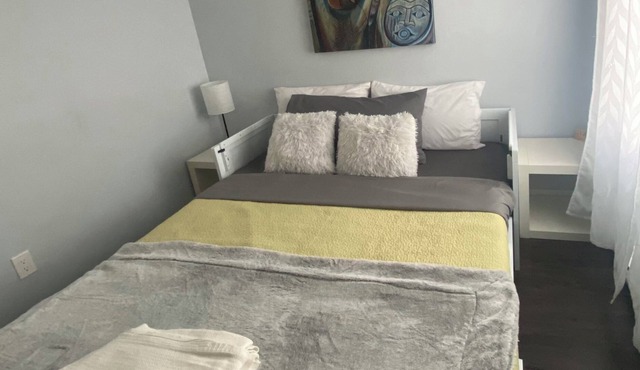 Unique modern Sunshine Coast studio in the heart of Sechelt (EV & dog friendly!)