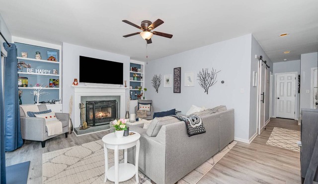 Unique South End Gem w Fenced Yard! Minutes To Uptown & South Park w King Suite & Private Library!