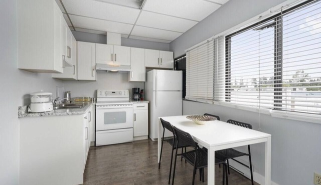 UNIT 200B- Comfortable apartment with a full kitchen