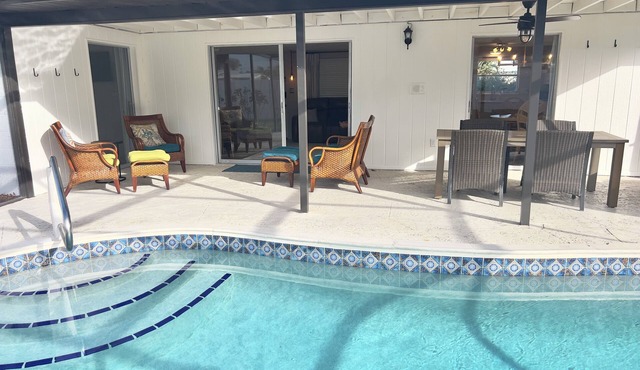 Updated Tranquil 2-bedroom heated pool house in Venice FL, close to Beaches.