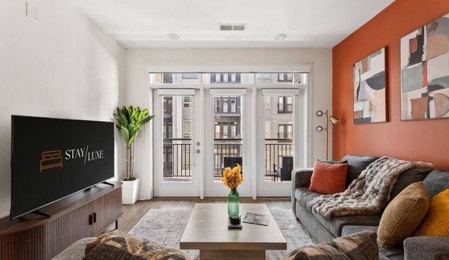 Uptown Escape - Free Parking, Pool, Walkable