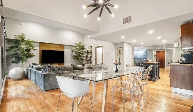 Urban Chic 1-bedroom Loft w Cathedral Ceilings + Skylight in Vibrant Los Angeles