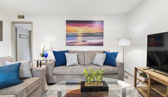 Urban Escape Stylish 2 BR Apt