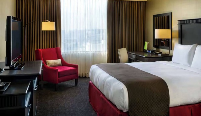 Urban Stay w/Skyline Views Near Union Station – Stunning Views of the City