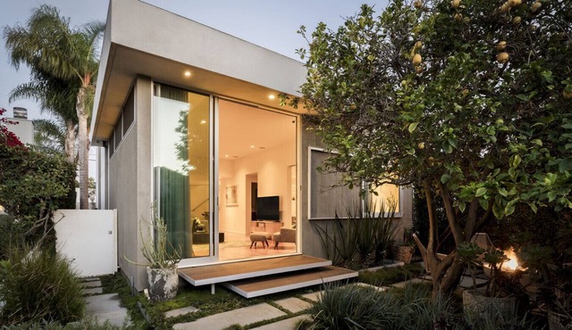 Venice Walk Street Retreat | Jacuzzi & Lemon Tree