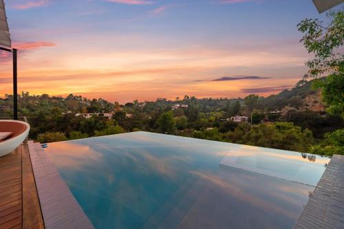 Villa with Pool Hot Tub & Jetliner Views