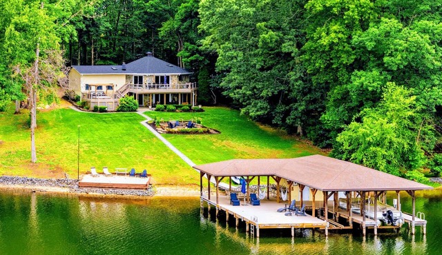 Wade a While: Lakefront Lake Anna, Dock, Hot Tub