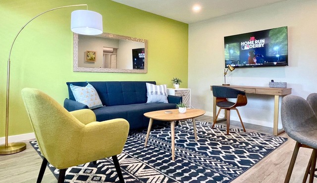 Walk Downtown Work Here Fast WiFi Parking King Bed New Kitchen