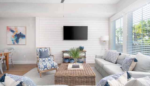 Walk Everywhere! 8BR Duplex w/2 Pools, Sleeps 16+