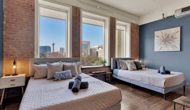 Walk to Convention Ctr | Downtown UrbanLoft | Sleeps 8