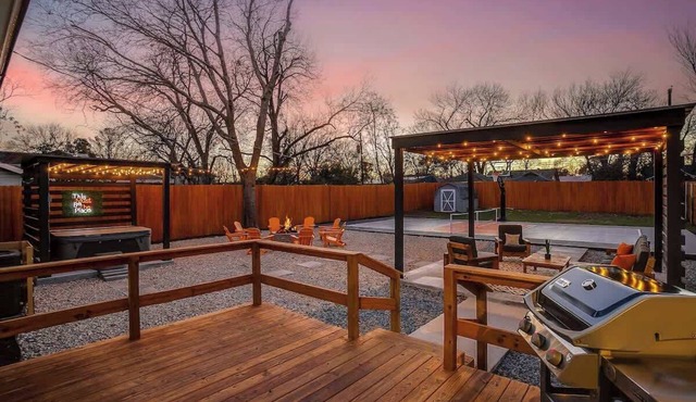 Walk to FIFA, AT&T, Globe Life | Pickleball, Hot Tub, Basketball