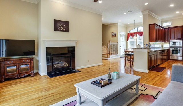 Walkable + Group-Friendly: Houston Home By Stadium