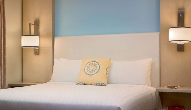 Walking distance to Gerald D. Hines Waterwall Park! FREE Parking & Breakfast!