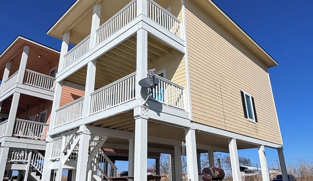 Waterfront 4-bedroom house on the Colorado River in peaceful Matagorda