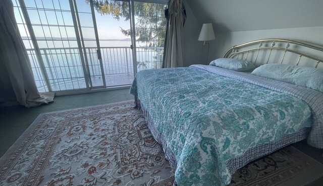 Waterfront Castle on the beach with hot tub on 1.58 Acres at downtown Chemainus