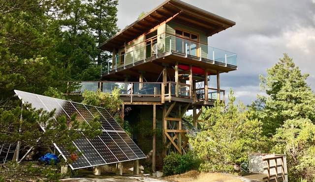 WATERFRONT HOME, ELEVATOR, HIGH VIEWS, HUGE DOCK: SUNSHINE COAST NEAR VANCOUVER