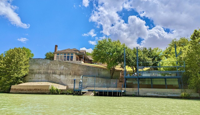 Waterfront Luxury Home on 5 Acres. Sleeps 22. Beds: 5 king, 4 queen, 4 twin XL