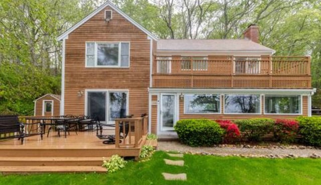 Waterfront Mashpee 5Bed/3Bath house with AC and WiFi w/Private Beach