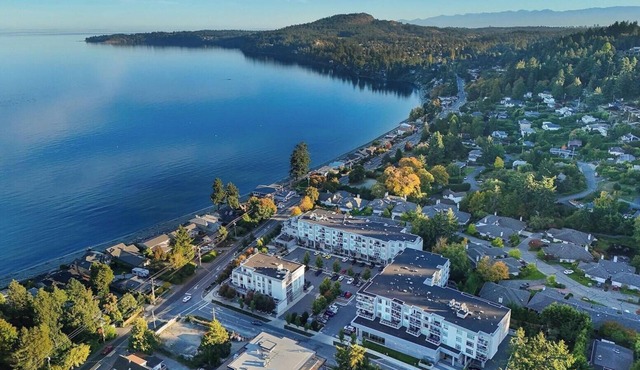 West Coast Luxury 2BR Condo Near Cordova Bay Beach