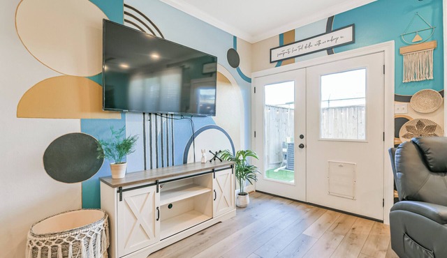 WFH Friendly Artist-Curated Home near Downtown. Gated Entry & 2-Car Garage.