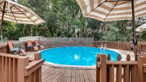 Year-Round Pool & BBQ, 10 Miles to Tybee Island