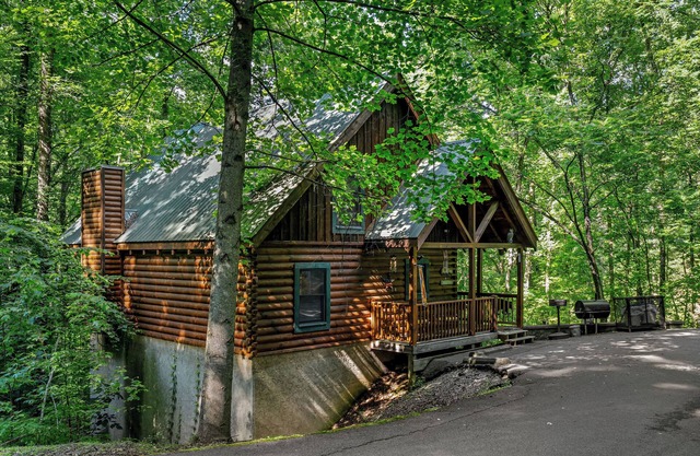 2 bed/2 bath/loft with game room/pool tables, hot tub.