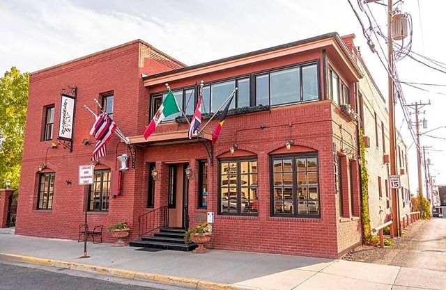 2-Star Hotel ∙ Chamberlin Inn