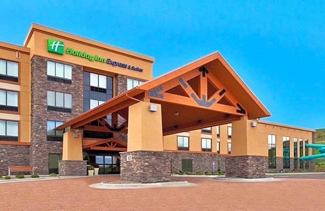 2-Star Hotel ∙ Holiday Inn Express and Suites Great Falls, an IHG Hotel