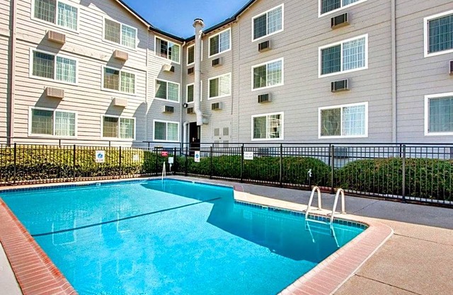 2-Star Hotel ∙ Quality Inn & Suites Springfield