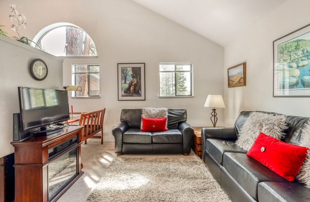 2nd-floor studio condo with pool - near shopping & restaurants