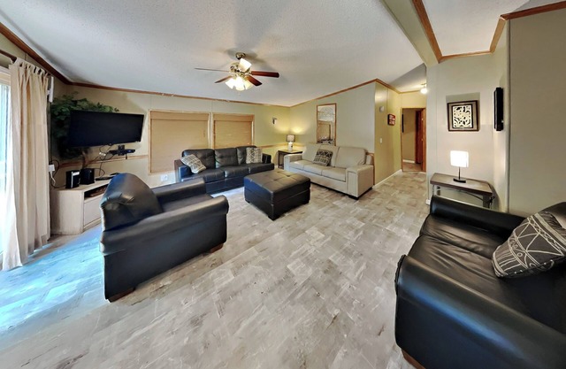3 Bedroom 2 Bathroom Vacation Rental Home in the Island Club -Sleeps 8 - IC83