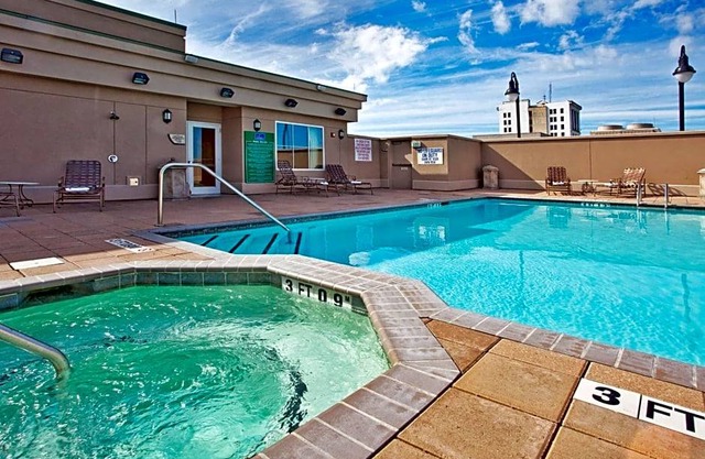 3-Star Hotel ∙ Holiday Inn Express Savannah - Historic District, an IHG Hotel