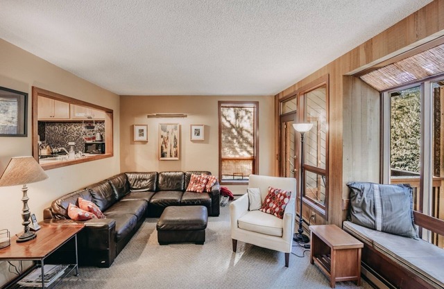 41SW - Sauna - WiFi - Fireplace - Sleeps 8 by RedAwning