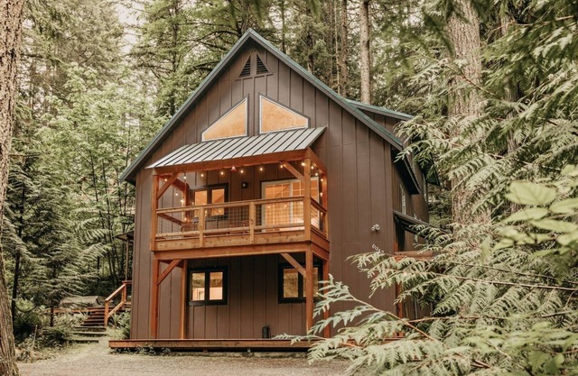 69SL - Upscale - Hot Tub - Wi-Fi - BBQ - Sleeps 8 by RedAwning