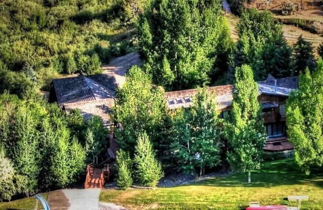 7,000 SQ FT CABIN ON 150 ACRES PRIVACY WITH OWN PRIVATE SMALL LAKE