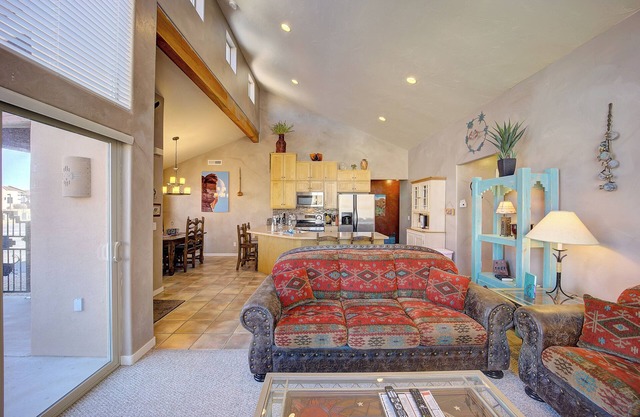 Awesome Retreat Pool ,Hot tub, 2 car garage