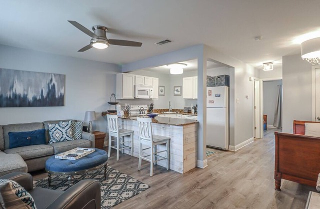 Beautiful 1 Bd / 1 Bth 2nd Floor Condo Just a Short Walk to the Beach OS-86