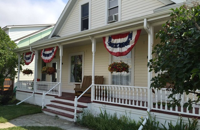 Beautiful 2BR, 2BA Condo in Historic Downtown Home Sleeps 4