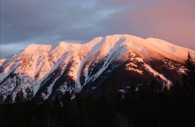 Beautiful Chalet With Mountain Views located 1 mile from Glacier National Park