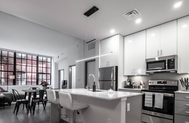 Beautiful Condo - Heart of Business District 404