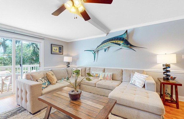 Beautiful Dog-friendly condo with full kitchen, free wifi and golf course views