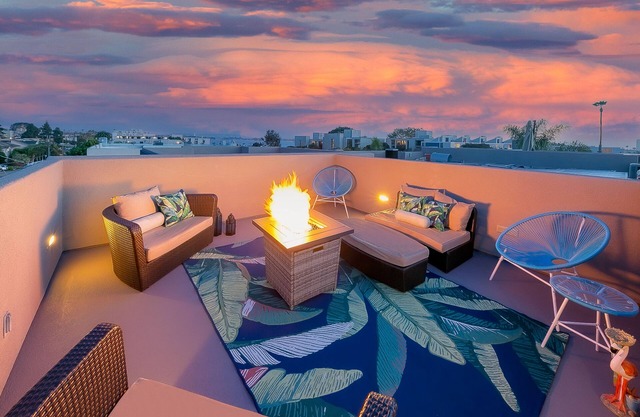 Beautiful Home, Bay + Beach Views, Rooftop Deck & Firepit