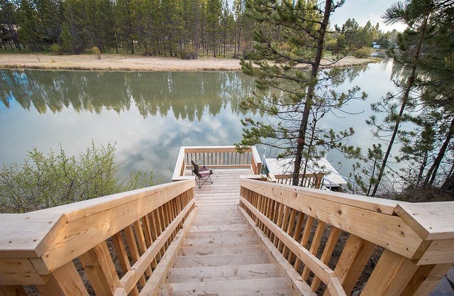 Beautiful Log Home On The Big Deschutes River.