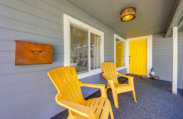 Charming house & cottage w/ entertainment, in a very convenient location