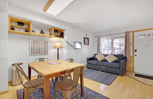 Charming One-Bedroom. Walk to Town, Near Hiking/Biking l wp33b