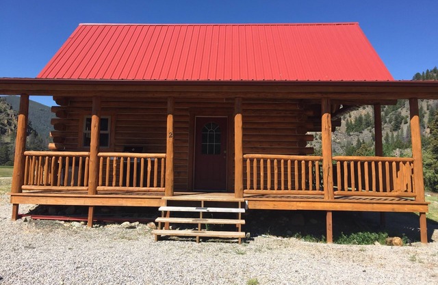 COME STAY IN OUR BEAUTIFUL CABIN SITTING ON THE BANKS OF THE BIG HOLE RIVER