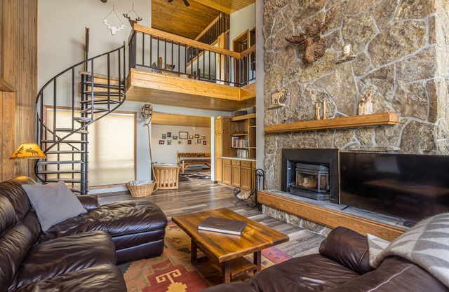 Condo w/fireplace, spiral staircase feature & amazing views - Skycrest Penthouse