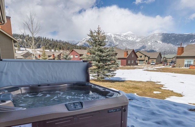 Condo w/private hot tub & fireplace close to Big Sky Resort & Town Center - Firelight Retreat