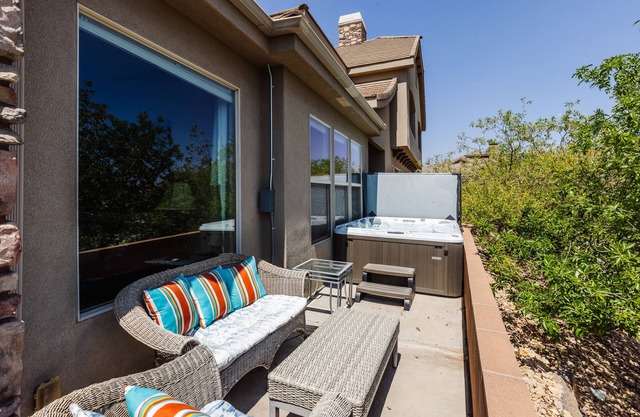 Coral Ridge 1924 | Dog Friendly with a Private Hot Tub & Beautiful Community Pools!