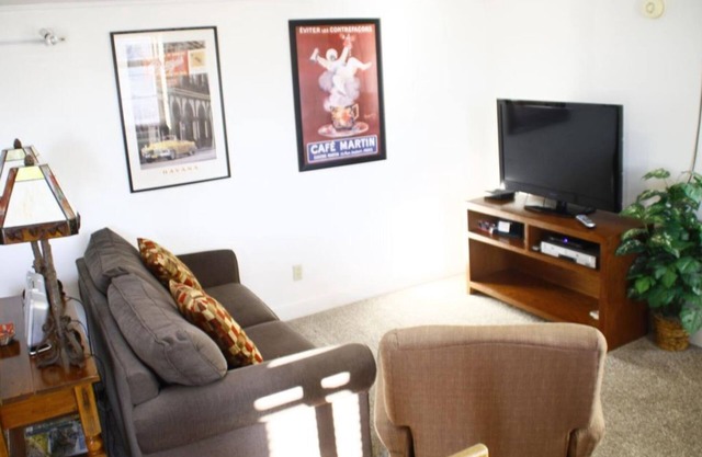 Cozy home in historic Downtown Bozeman w/great location - Gracious Urban Abode on Main Street!